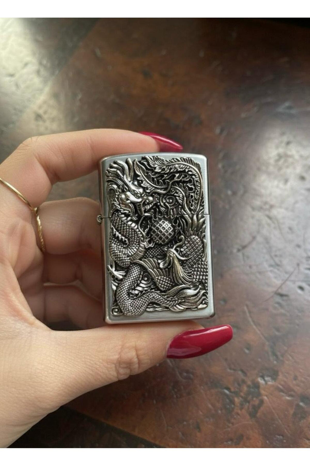 GÜMÜŞ EJDERHA İŞLEMELİ METAL ÇAKI